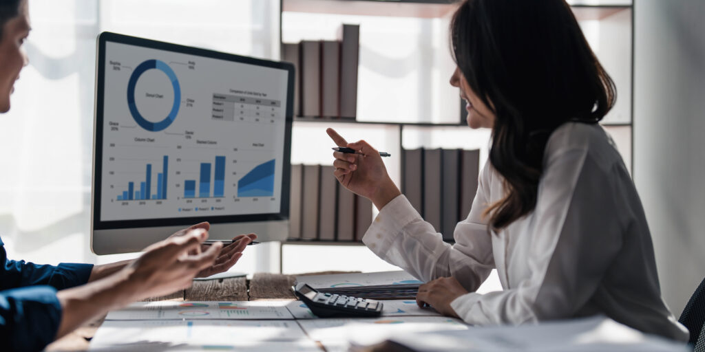 Photo of a woman presenting a chart of net dollar retention